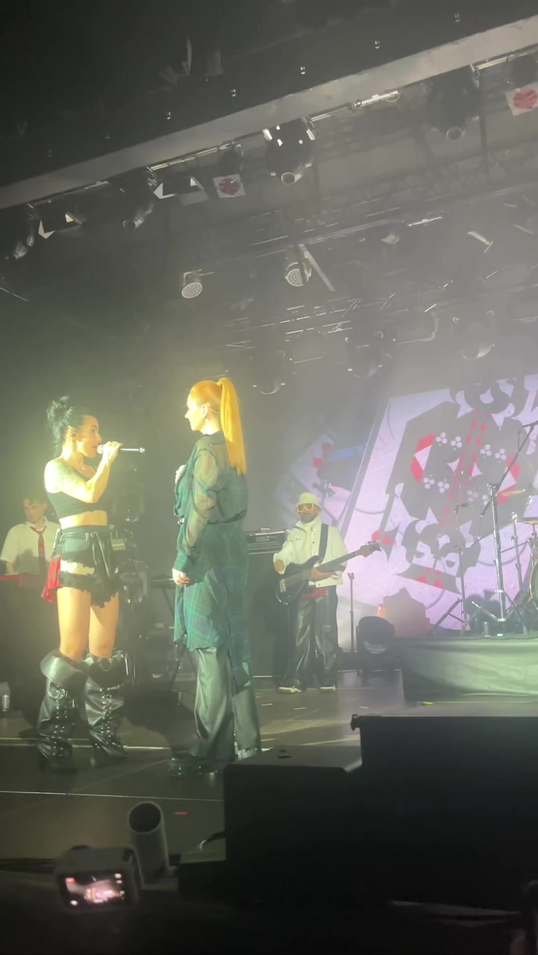 @t.A.T.u m.A.N.i.a