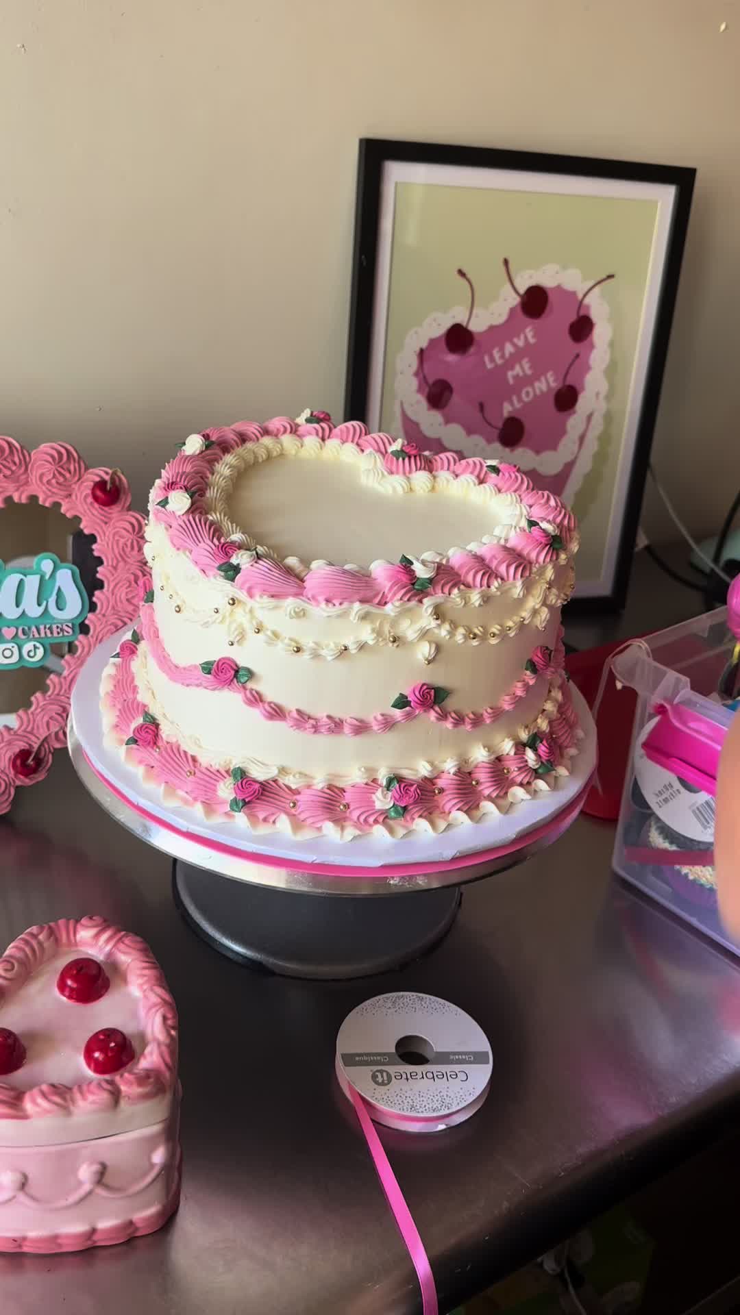 @luciaslovelycakes