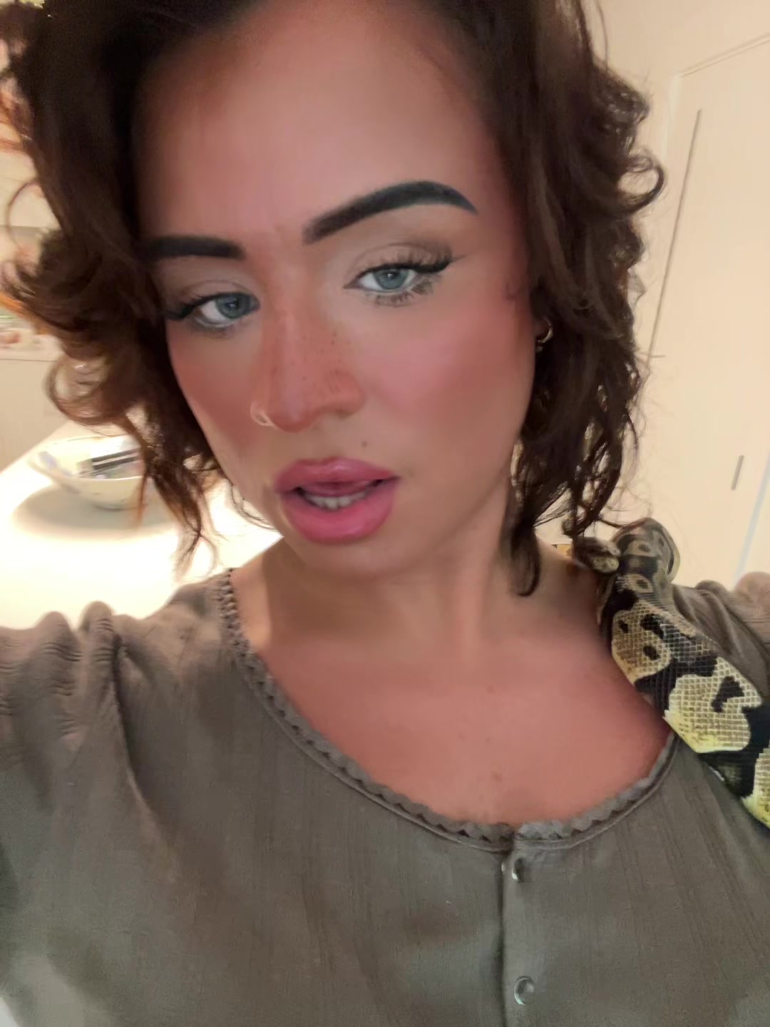 @joniethebrat