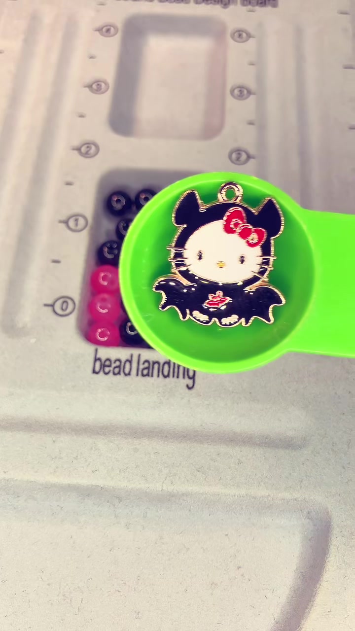 @beadedbyleyy ✨🩷