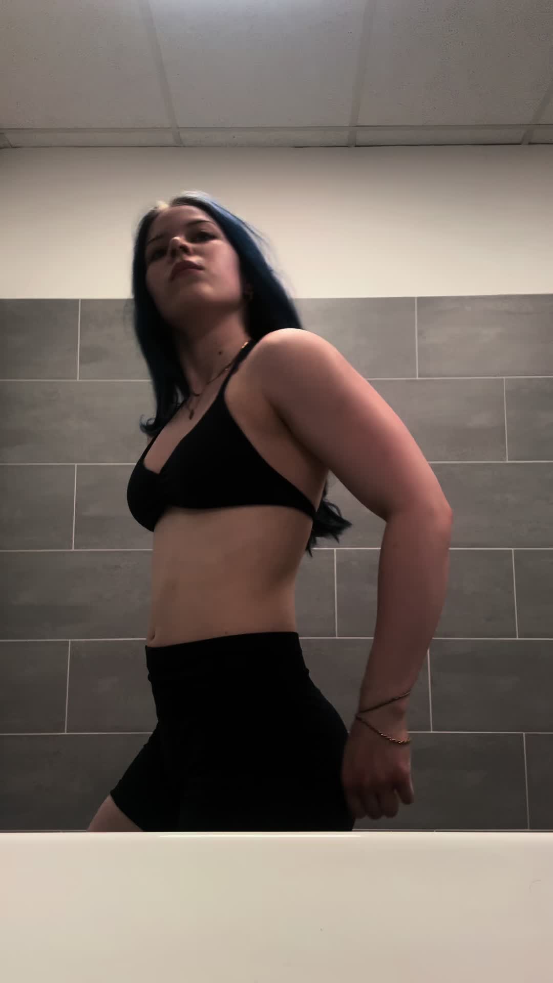 @Vicky シ
