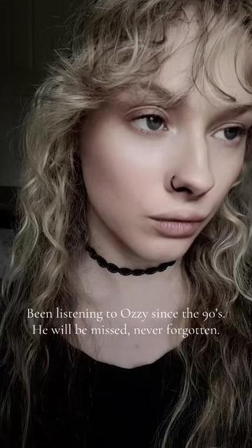 @Hollie🖤
