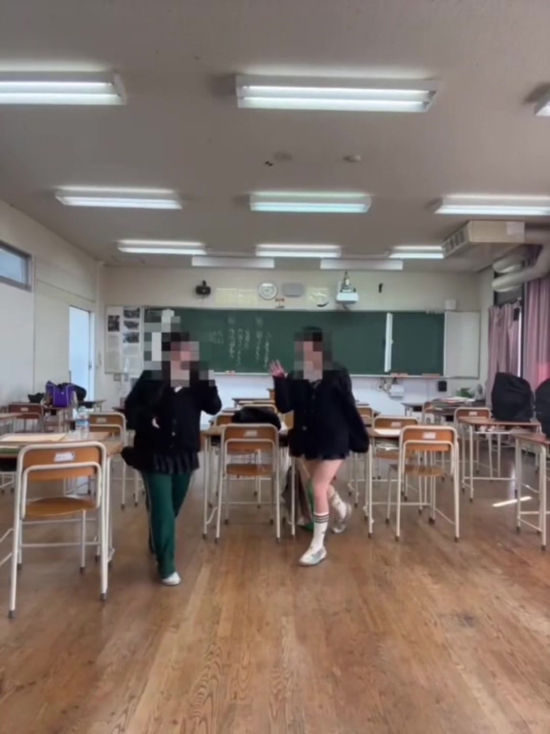 @るな