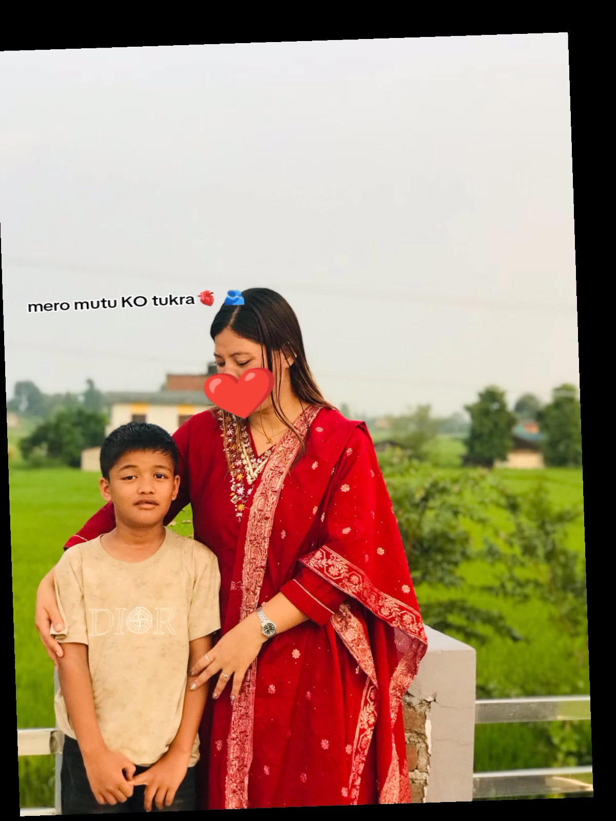 @🫂🧏👩👦🌄