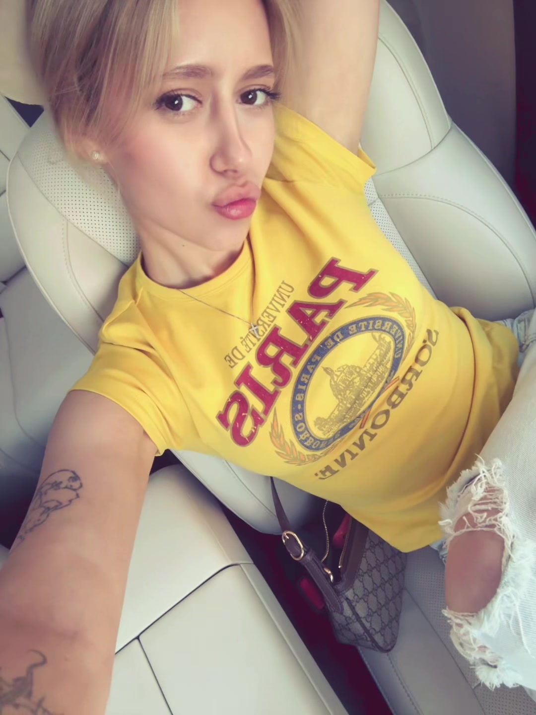 @𝙴