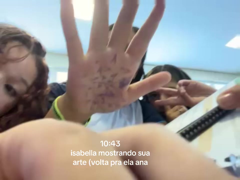 @o que a Isabella está fazendo