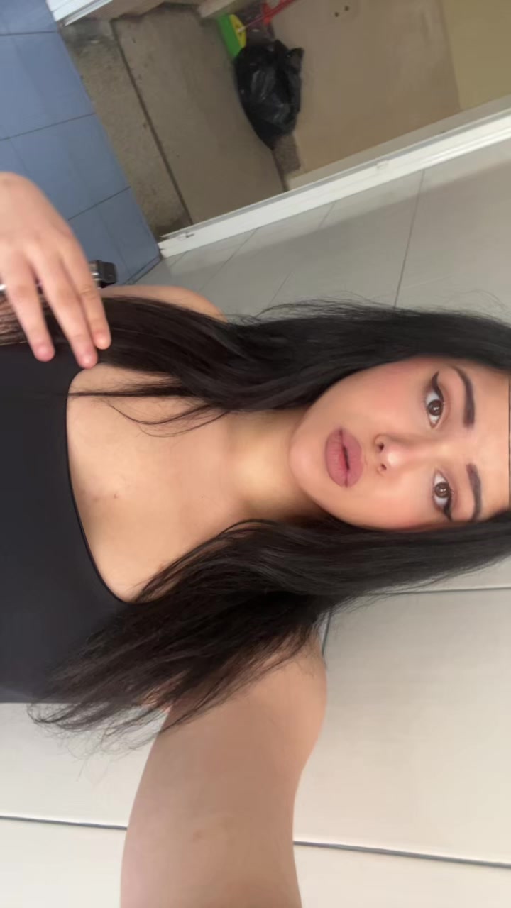 @neeveenica