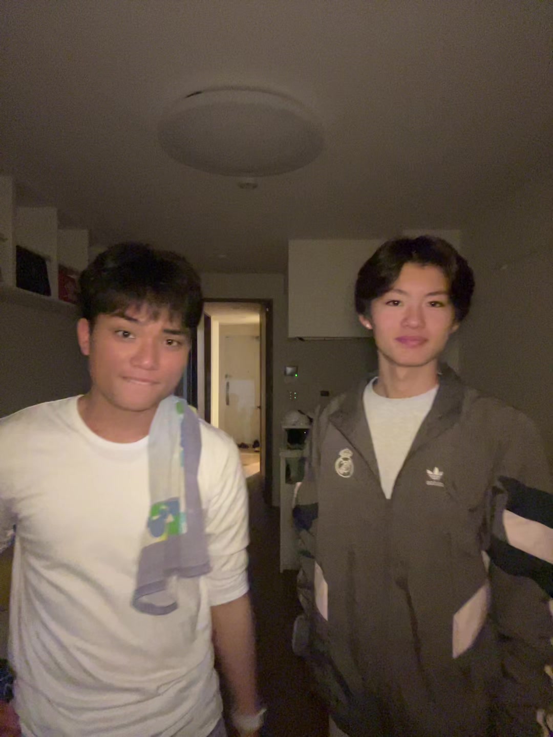 @デセン