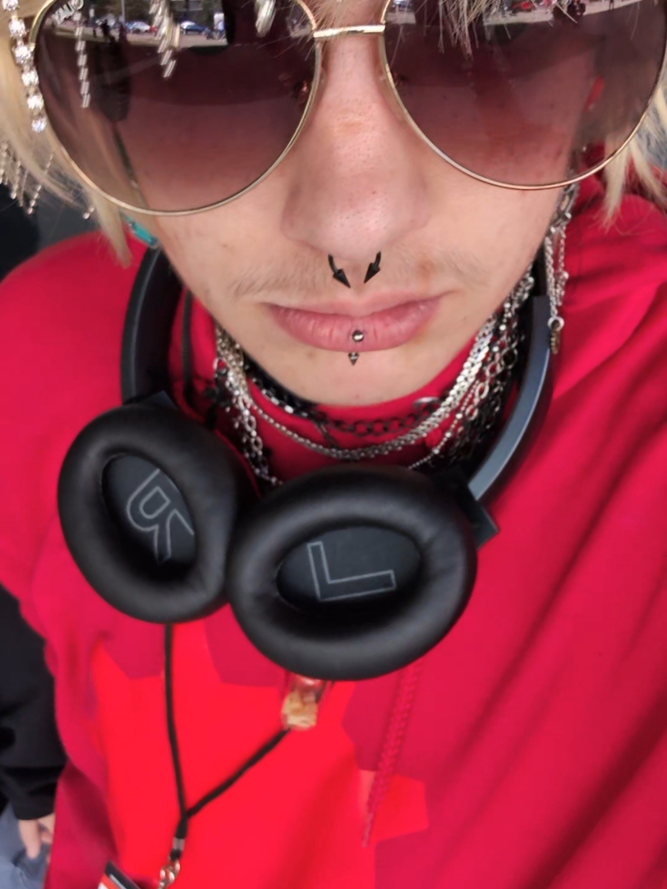@Sun 🦷 (He/Him)