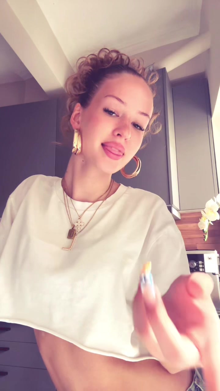 @🙋🏼♀️