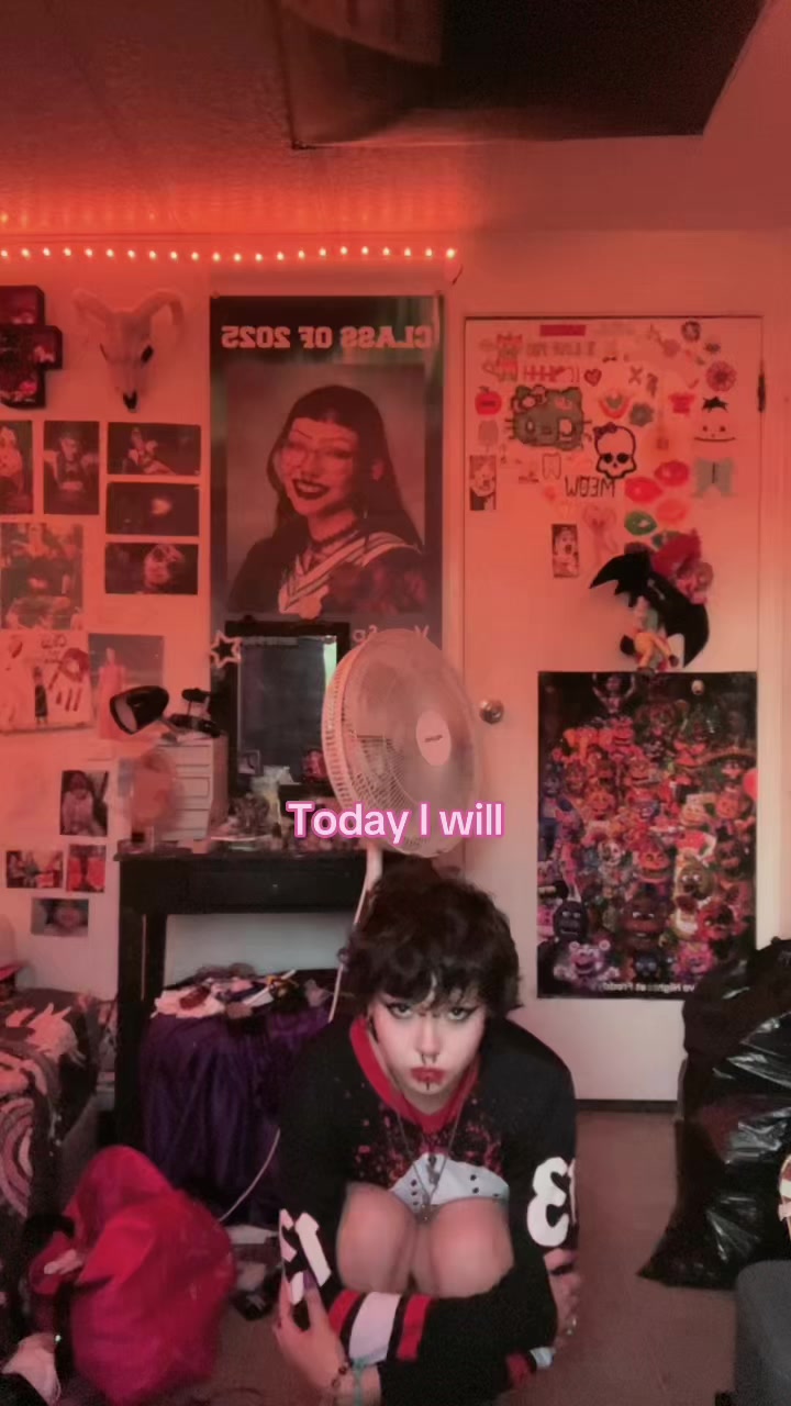 @luv3n4 /•᷅•᷄\੭