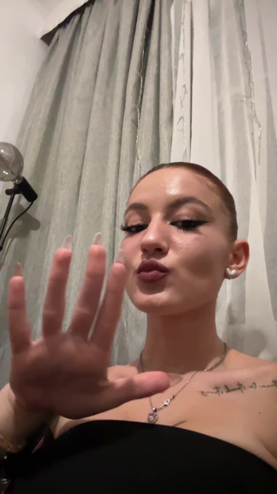@👩🏼🦰