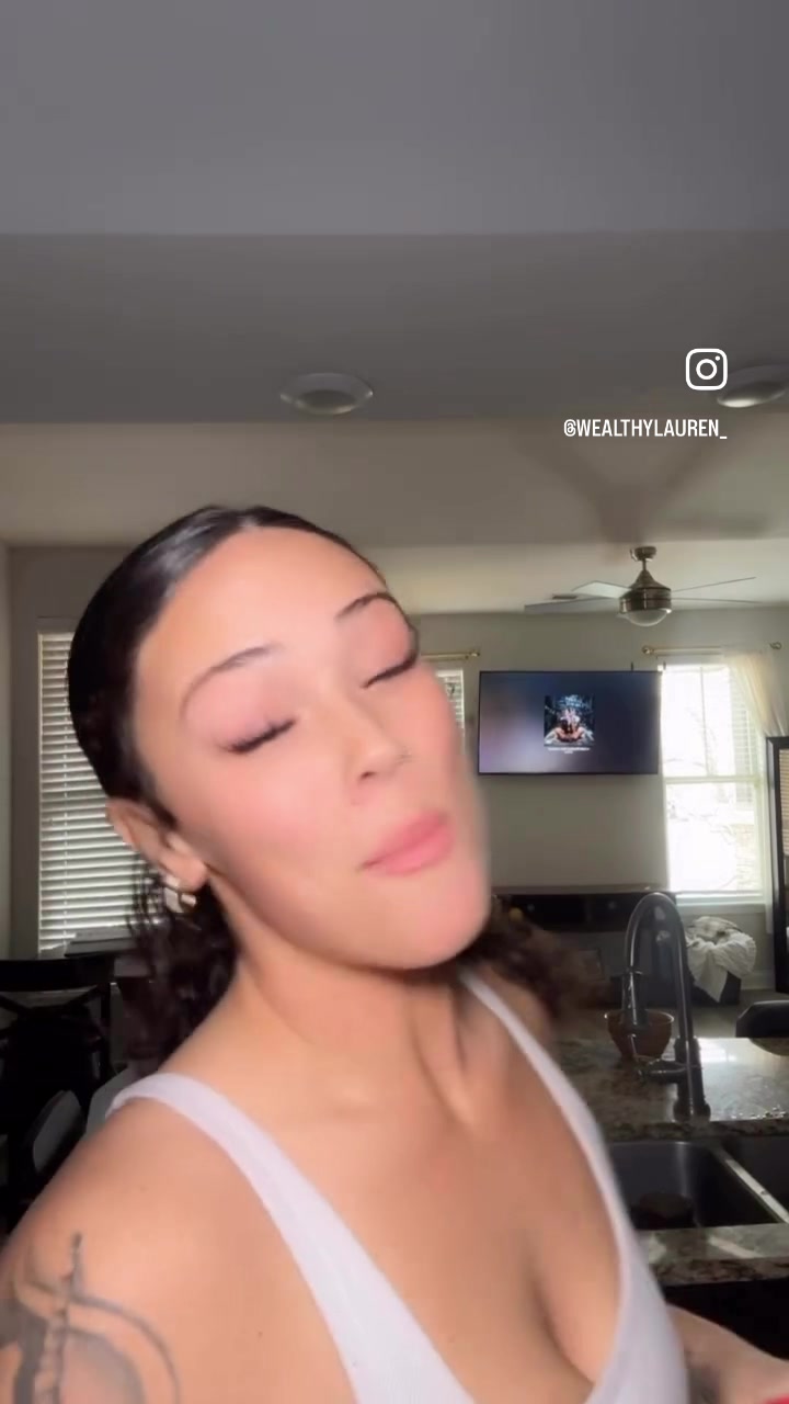 @wealthylauren_