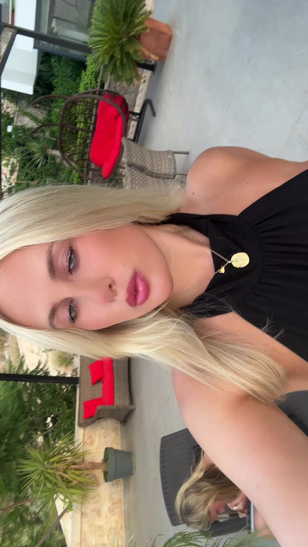 @miahollis1