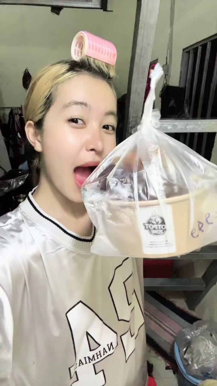 @Betsy Bombastic - ប៊េតសុី