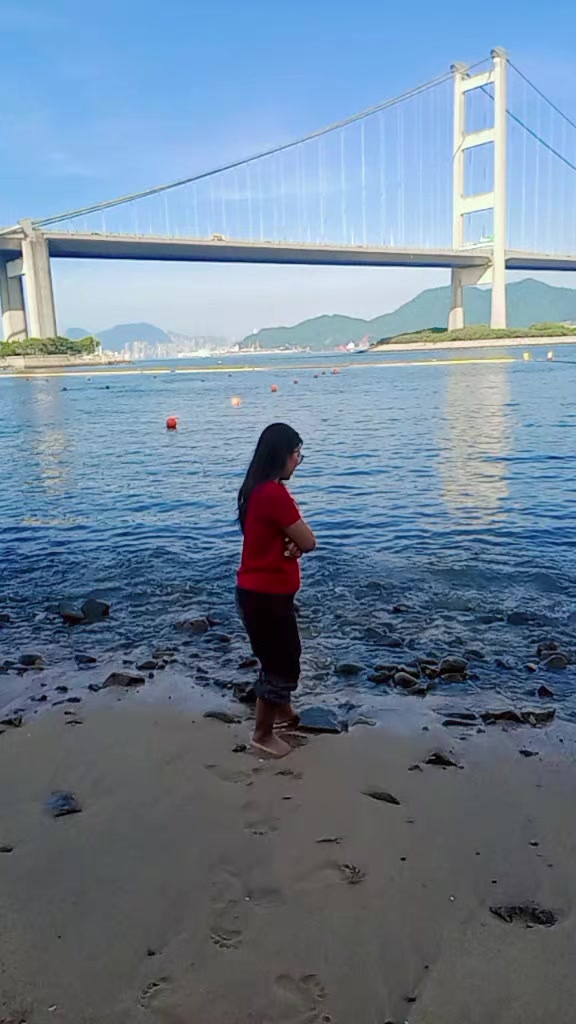 @Lela_