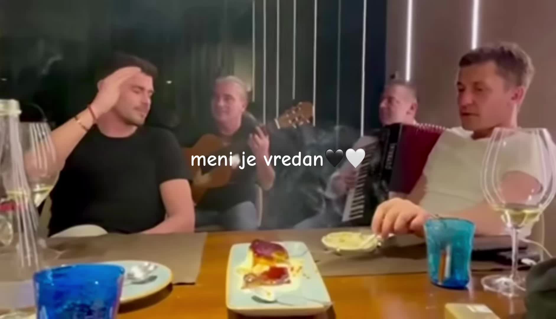 @•