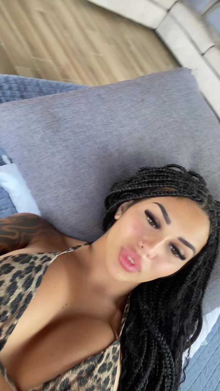 @🫦