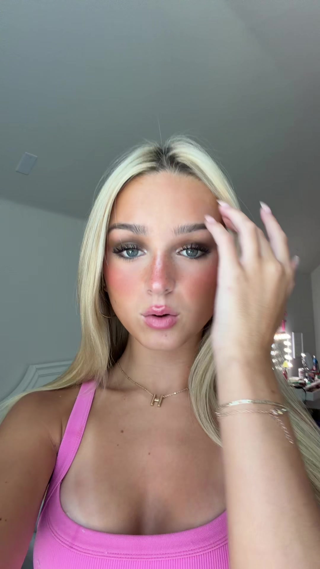 @✌️