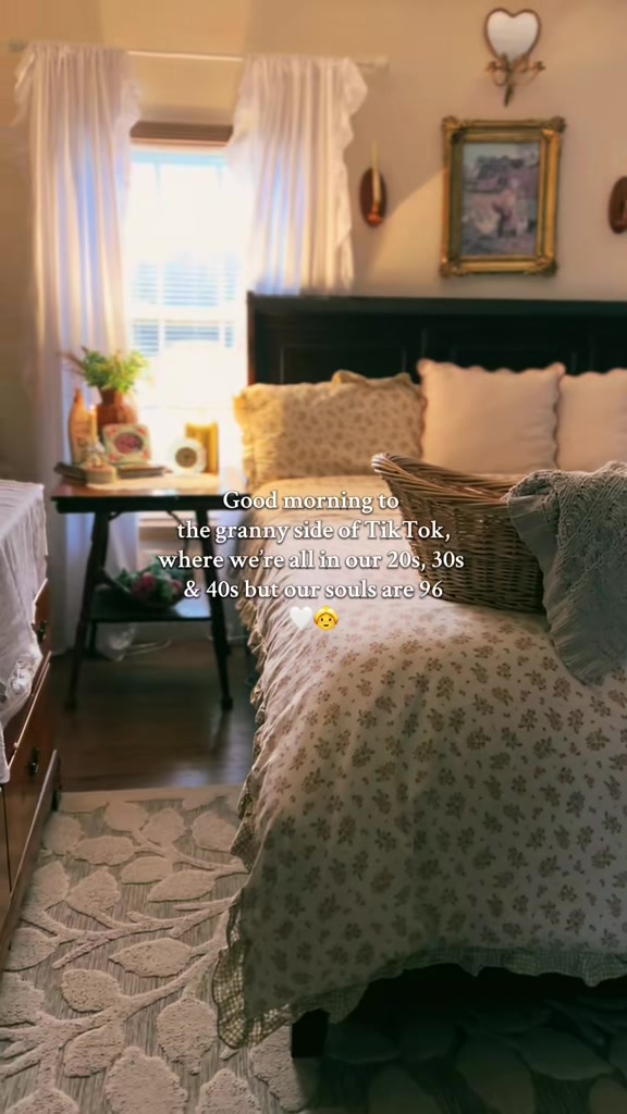 @TheGrandmaCottage &bull; 🪞🕯️🪿