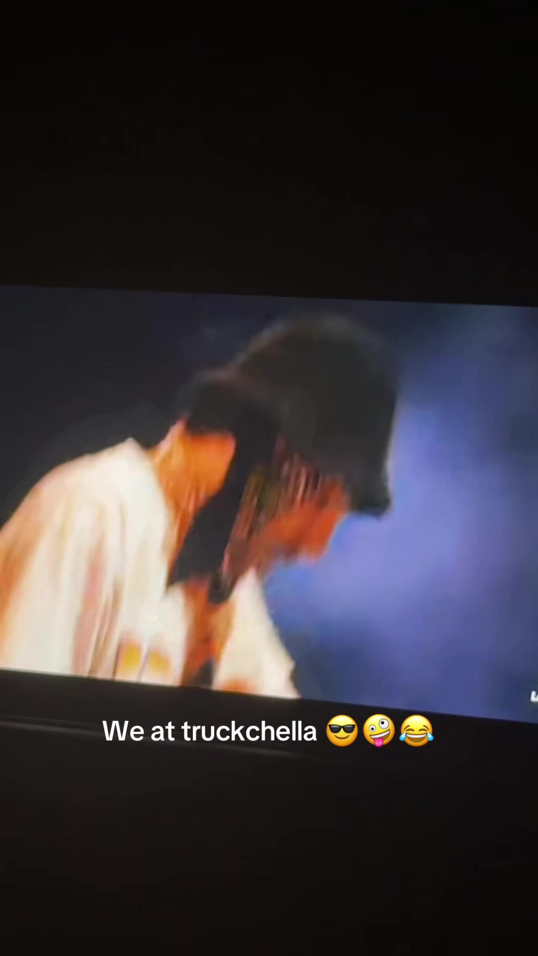 @Ellie🥀🖤