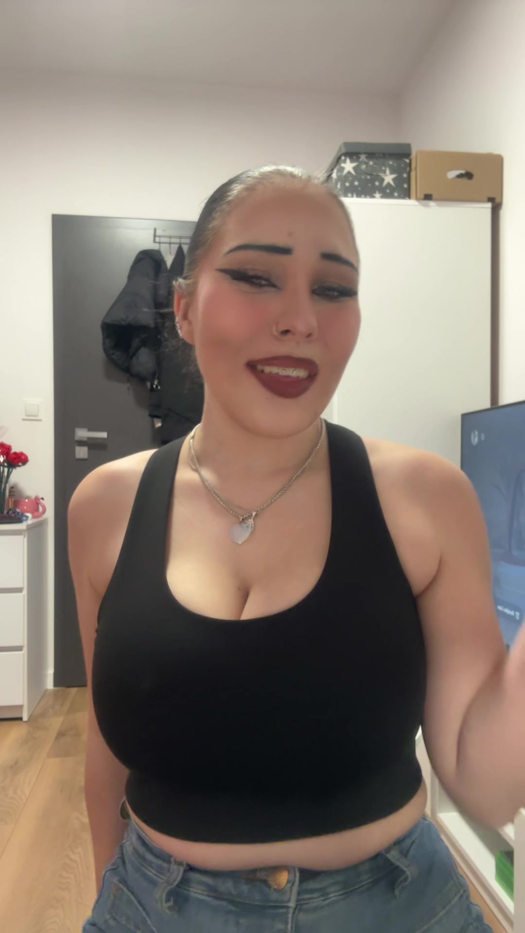 @nikolomia