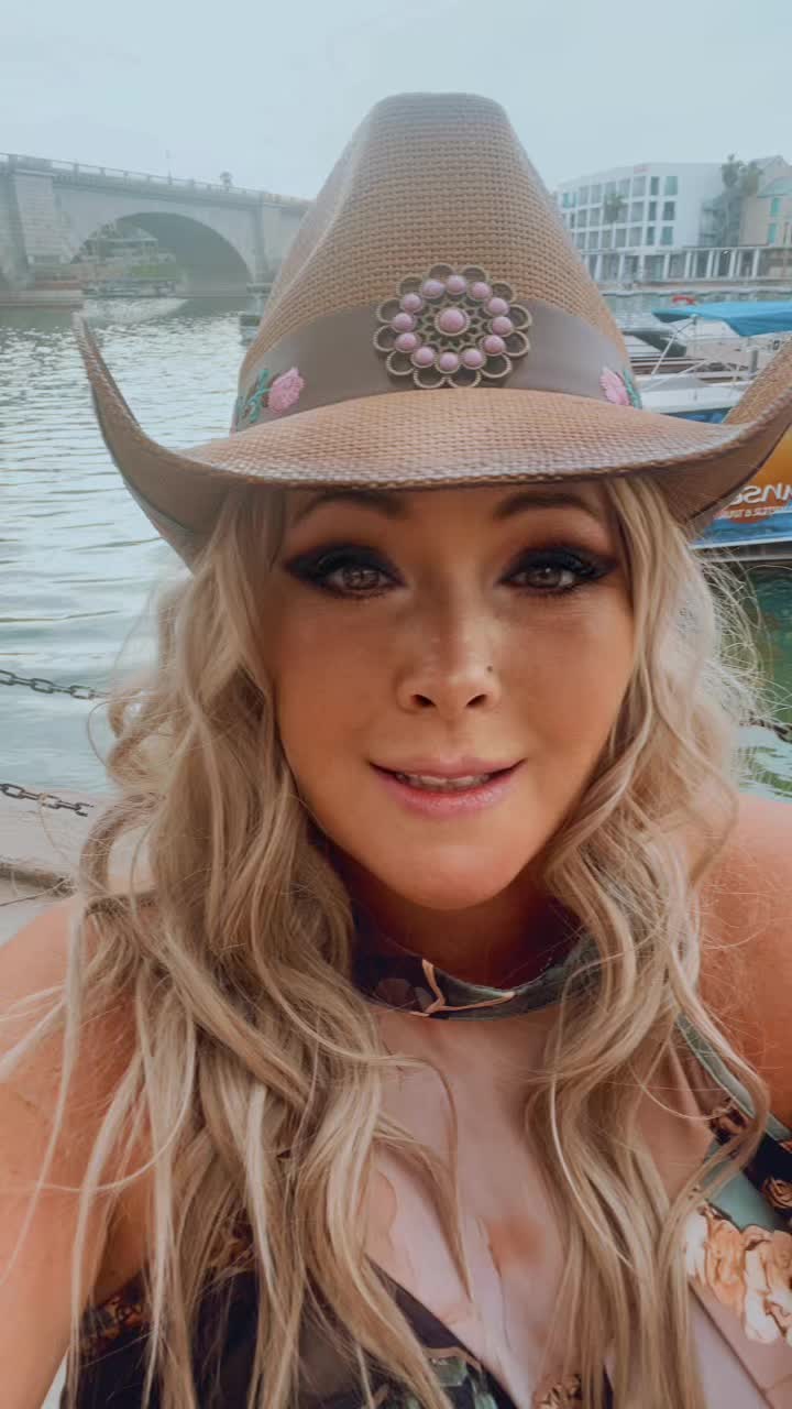 @funloving_blonde