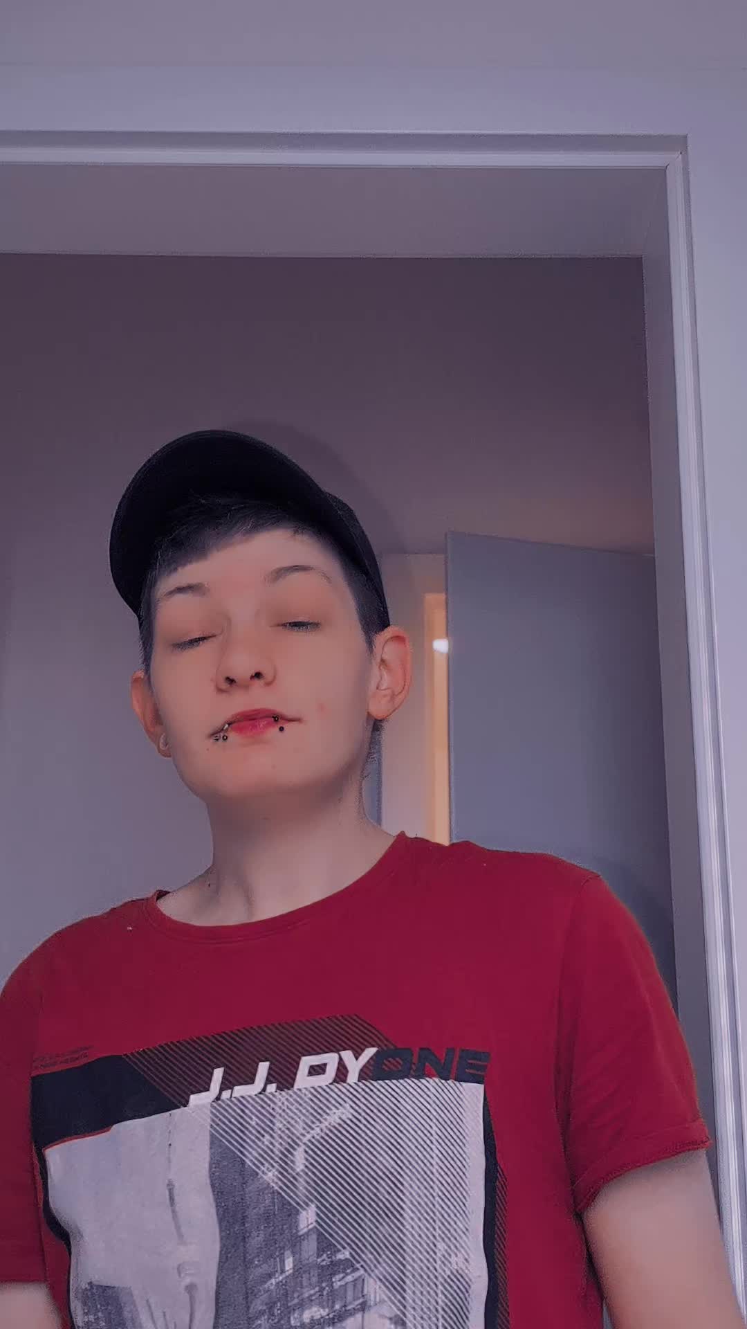 @™