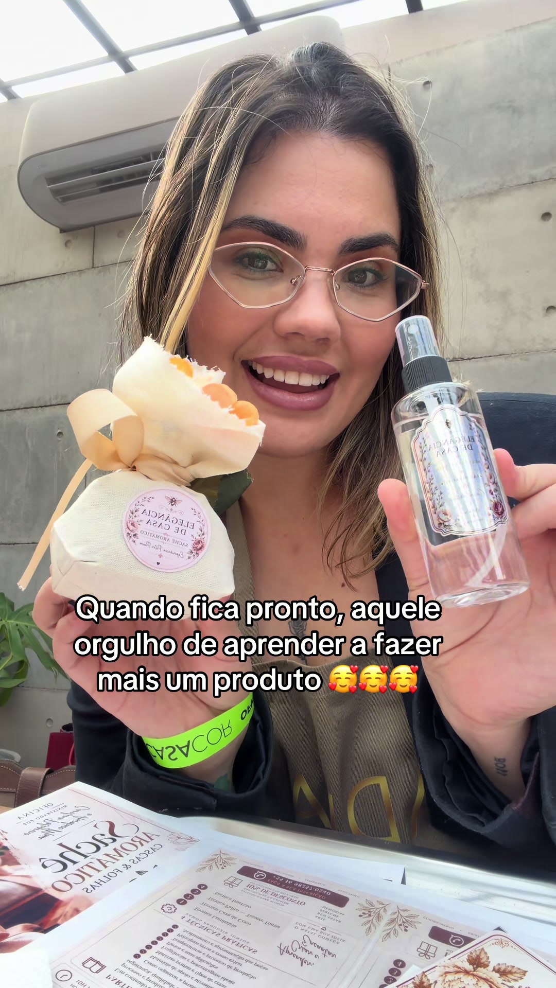 @anadelamonica