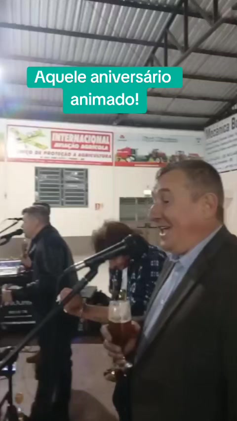 @Tr&ecirc;s Hermanos