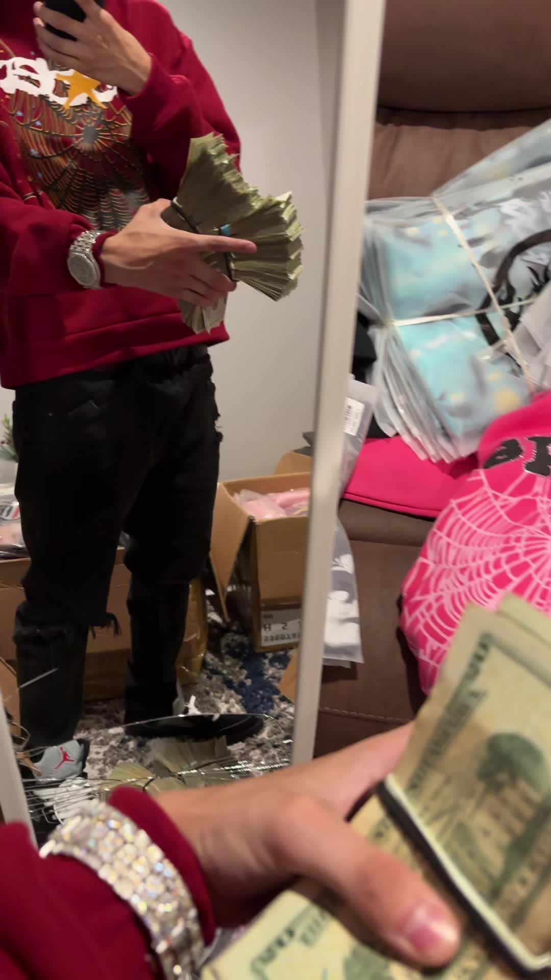 @trapped.julio
