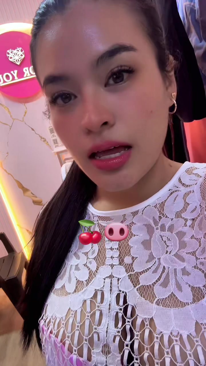 @melanieurbina
