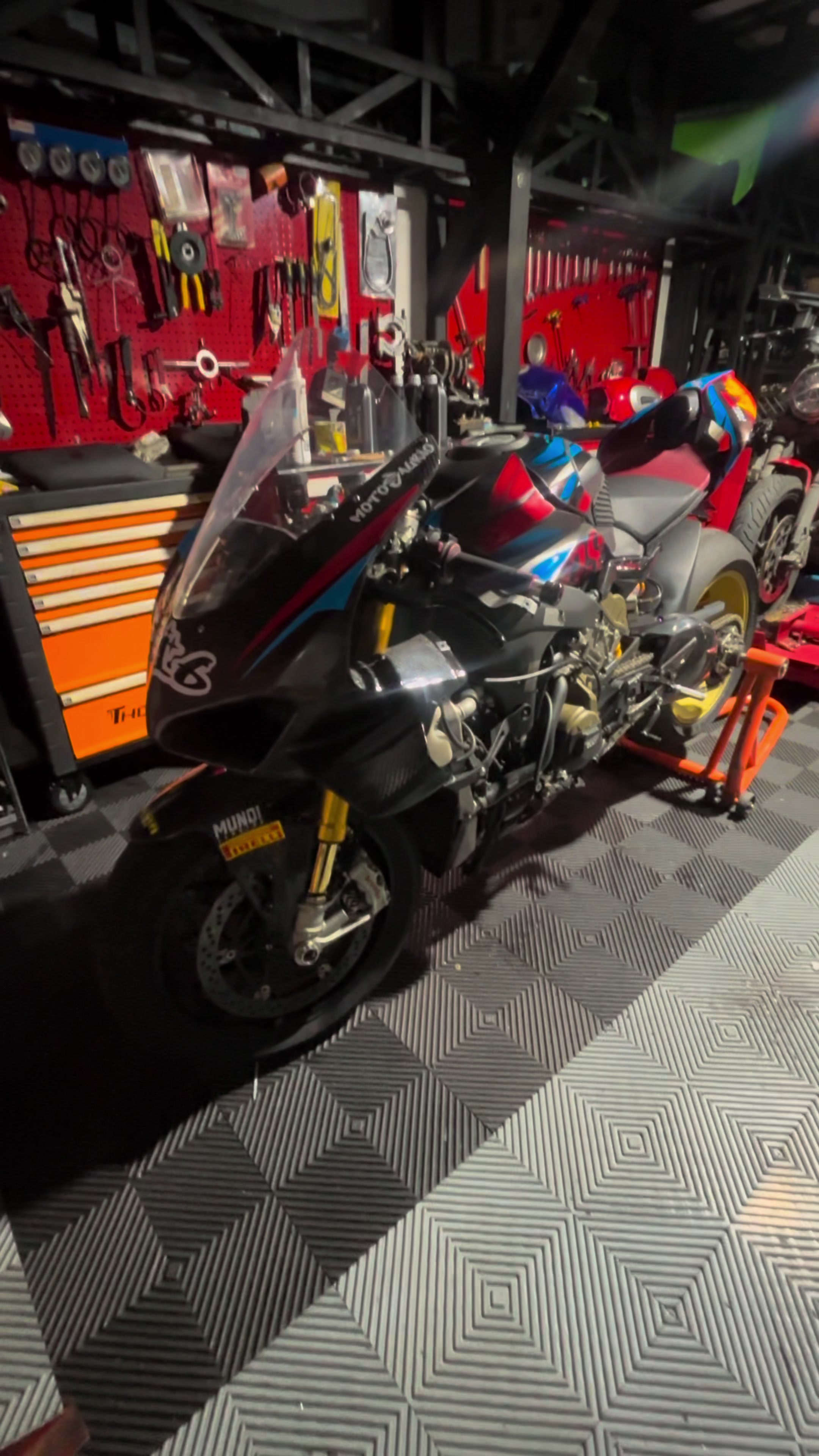 @Motosaurio