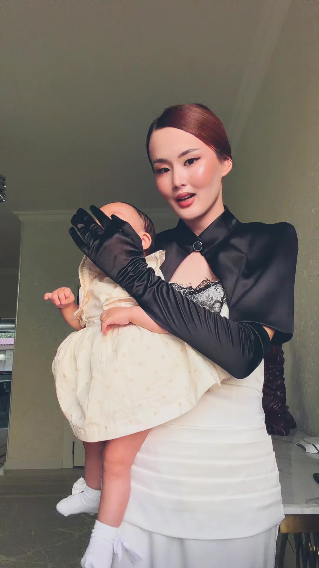 @UGС |Mom |model