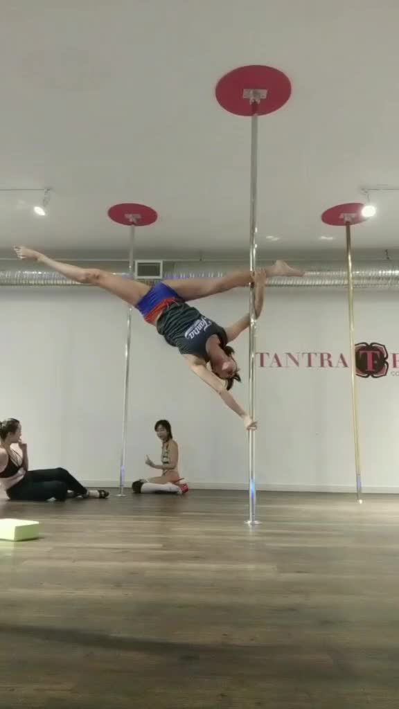 @Mari | Pole Dancer