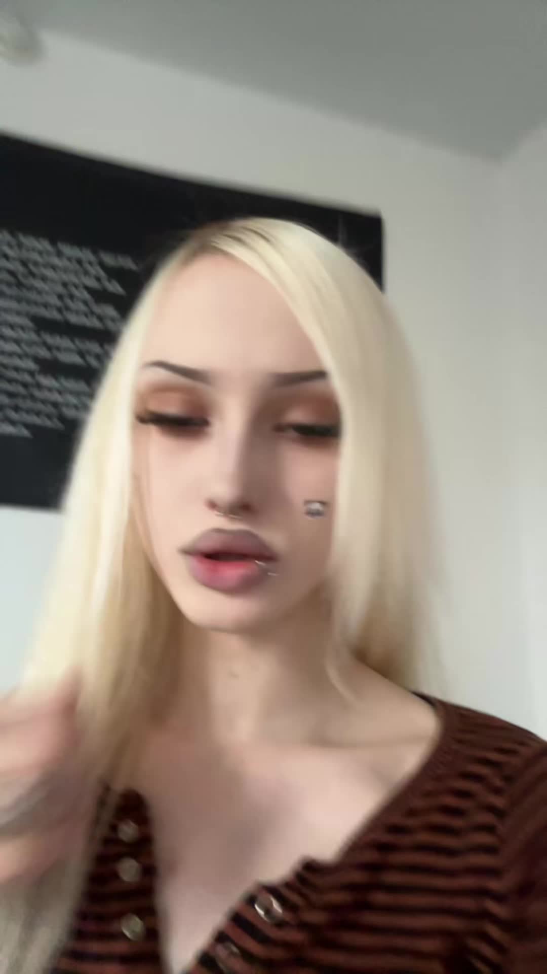@🙎🏼&zwj;♀️