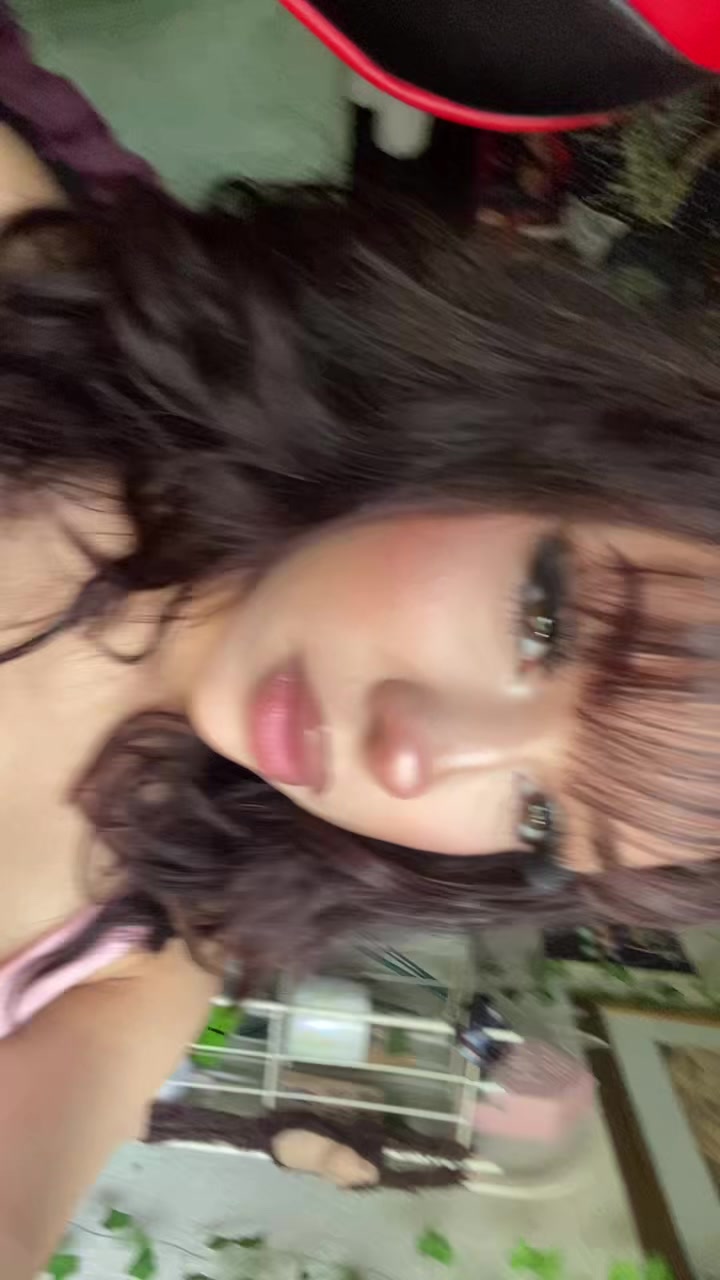 @•