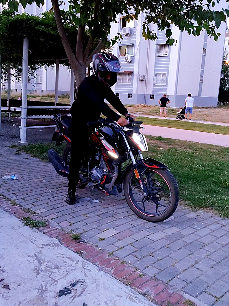 @𝐀𝐥𝐢 𝐊𝐚𝐳𝐚𝐧 ♛