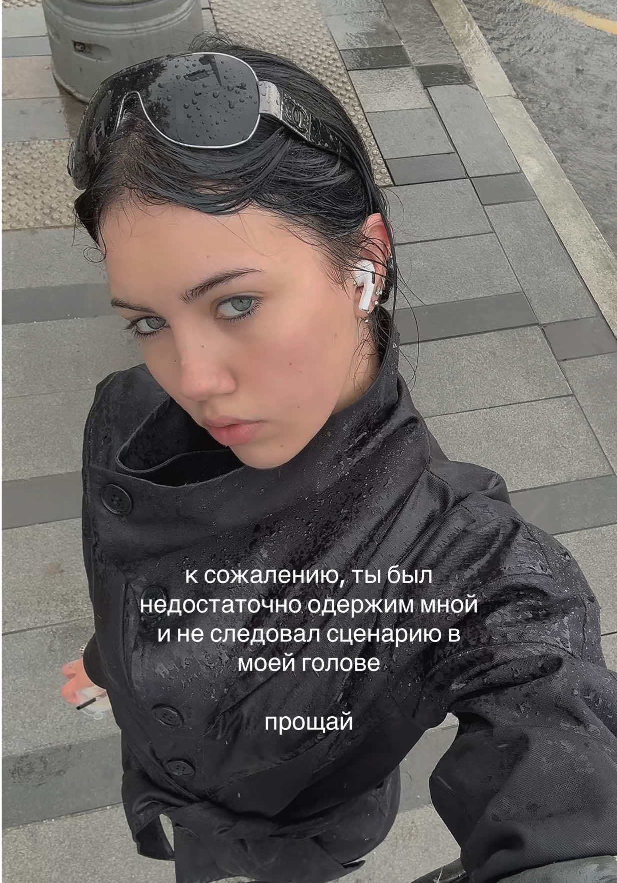 @<4