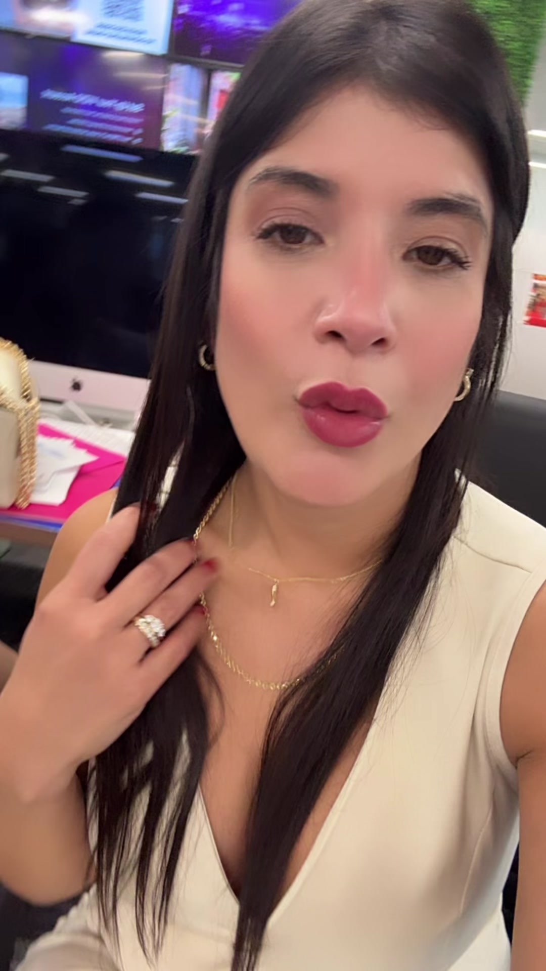 @AdrianaZs