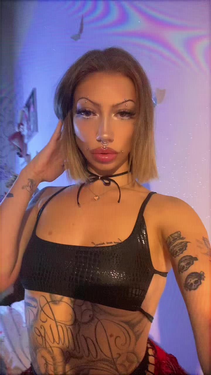 @👺👩🏻&zwj;🎤🥟🏴&zwj;☠️