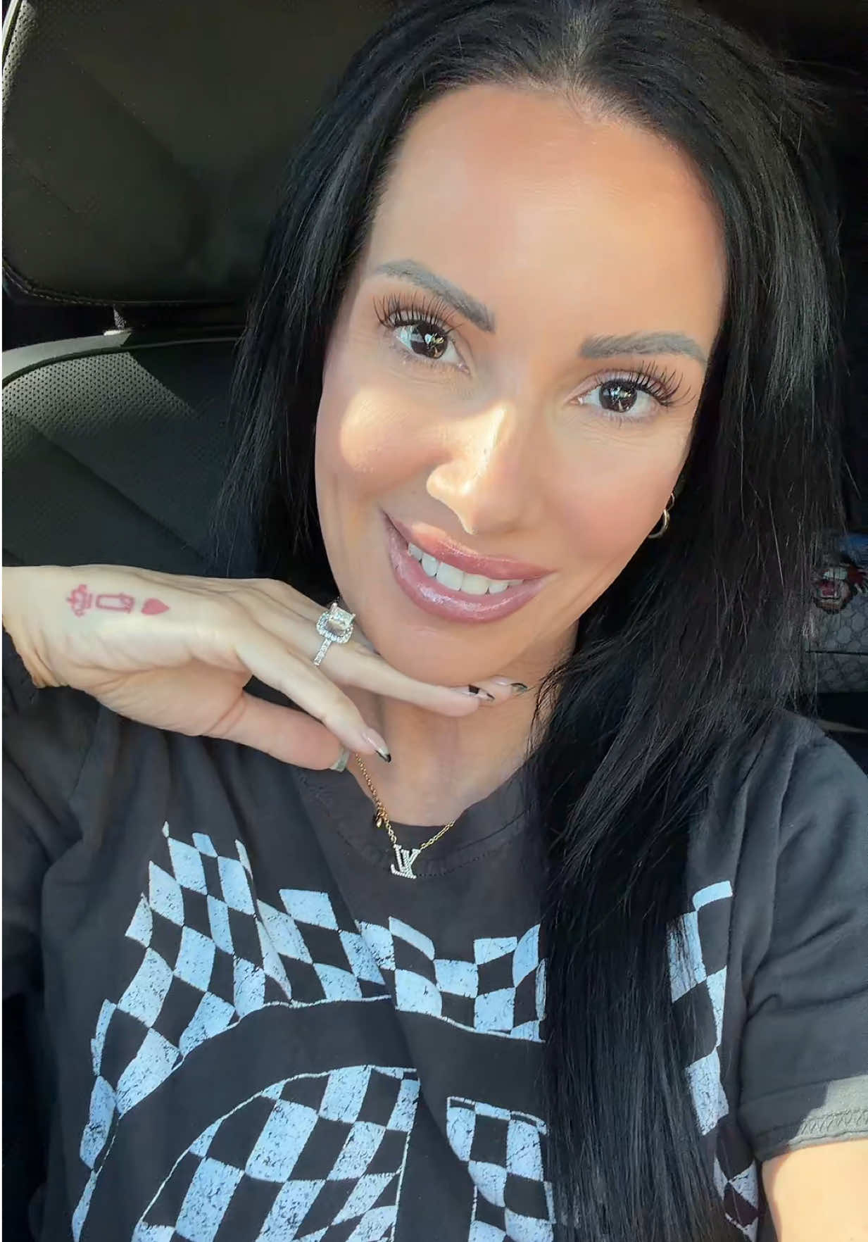 @stayseebeee 🖤