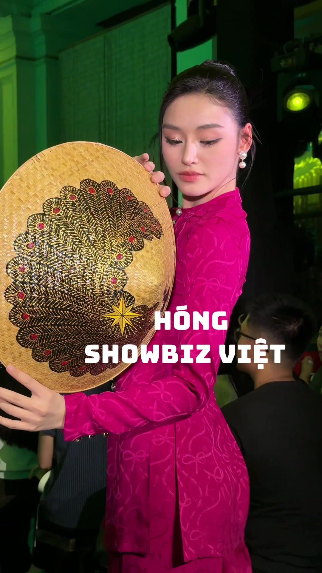 @H&oacute;ng Showbiz Việt