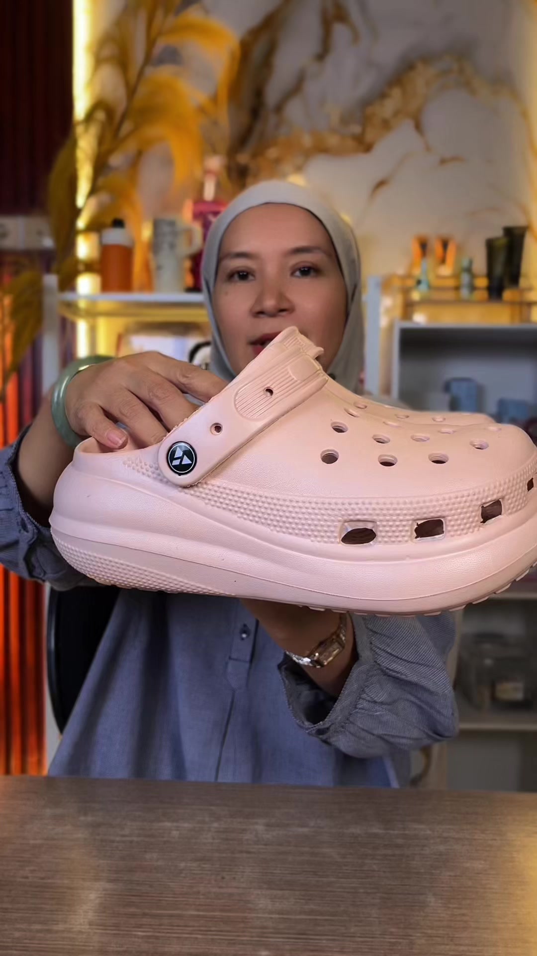 @LELI si paling TAS dan SANDAL