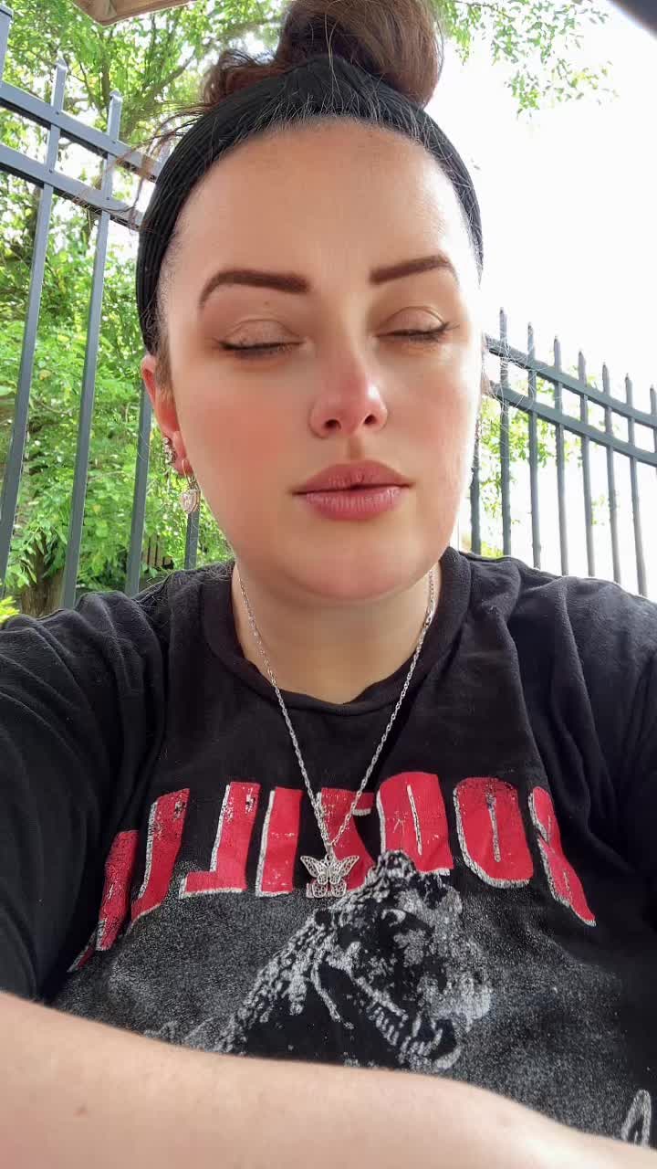 @JustASmallTownGirl🩷💜
