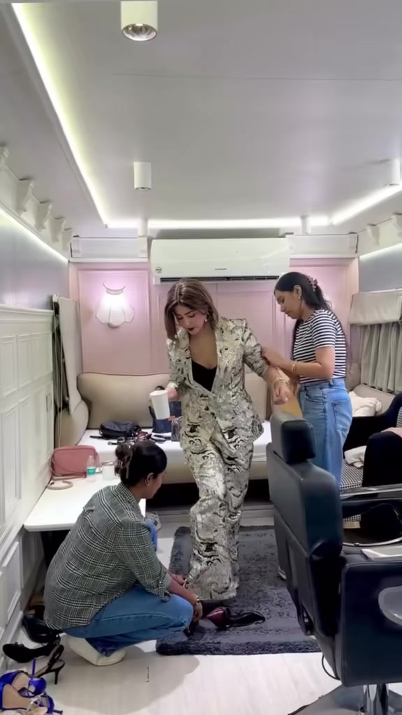 @Hina Khan 💎