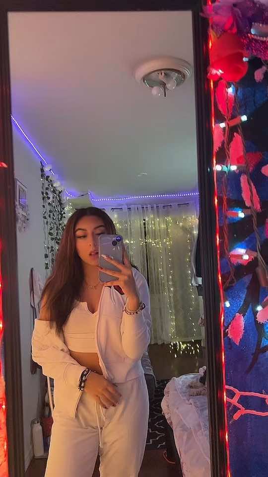 @Vaniafloresシ