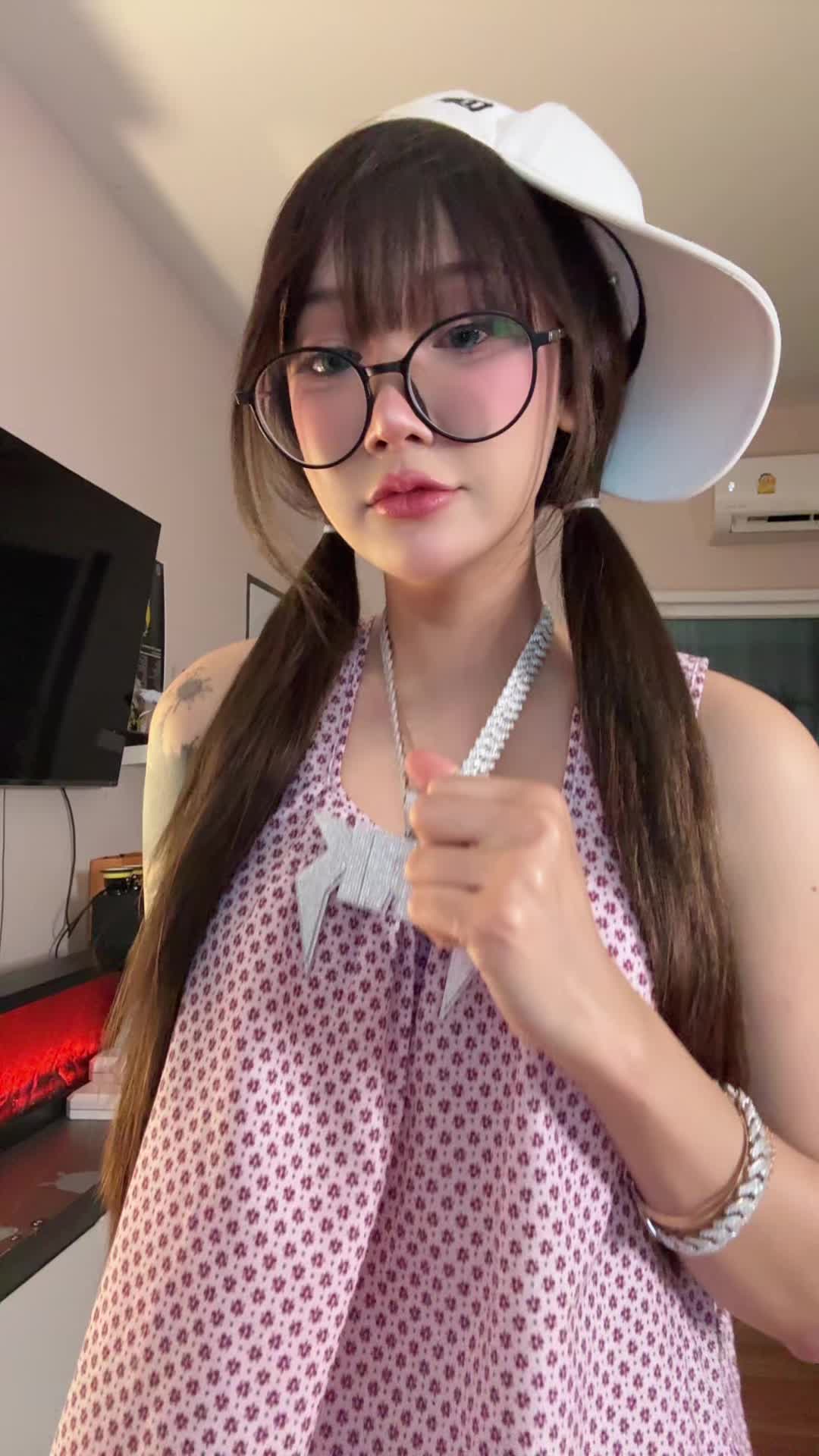 @อาเนีย&ensp;ฮับป๋ม