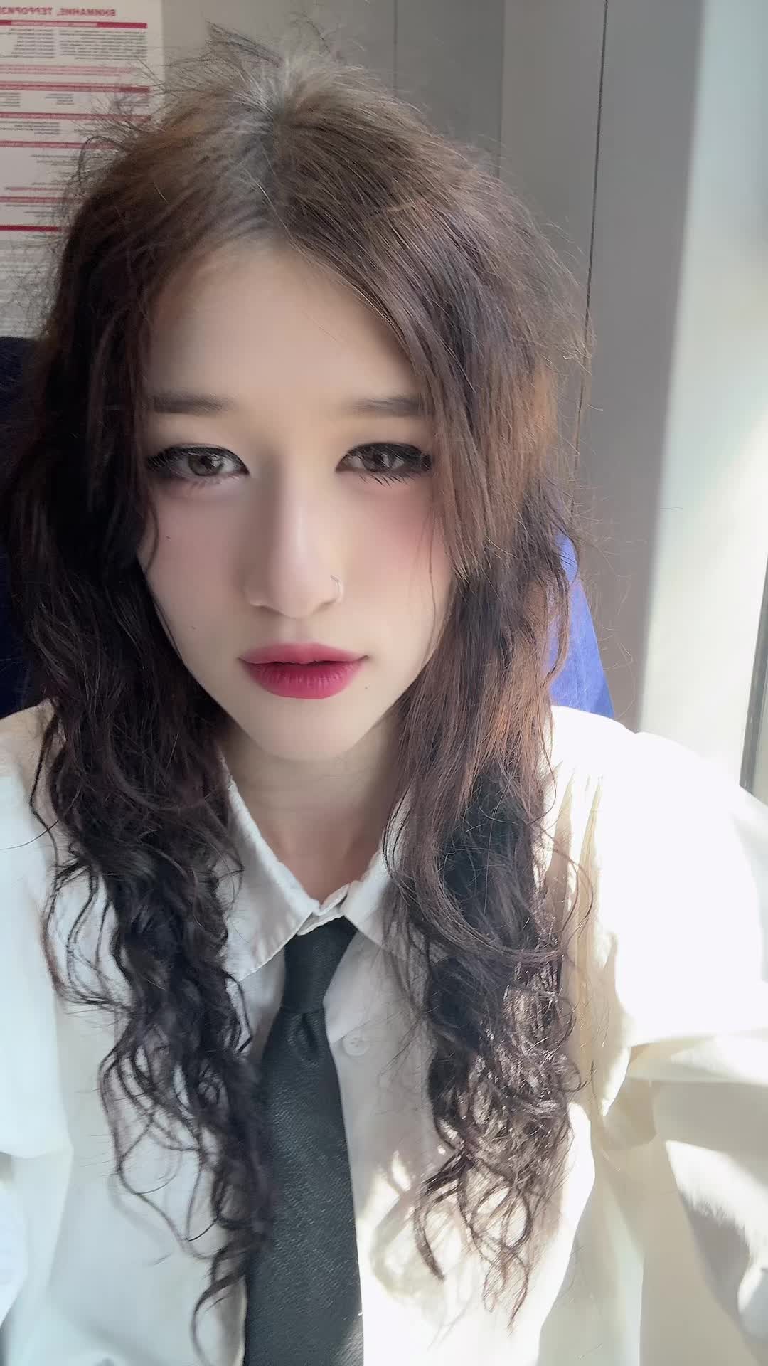 @^_<