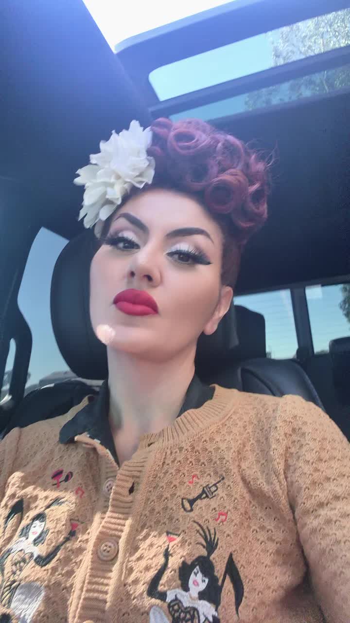 @Lola_LaBamba